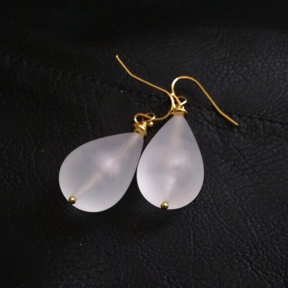 Big Bold & Bodacious + Lightweight!!! Huge Frosted Acrylic Teardrop Earrings - Picture 8 of 9